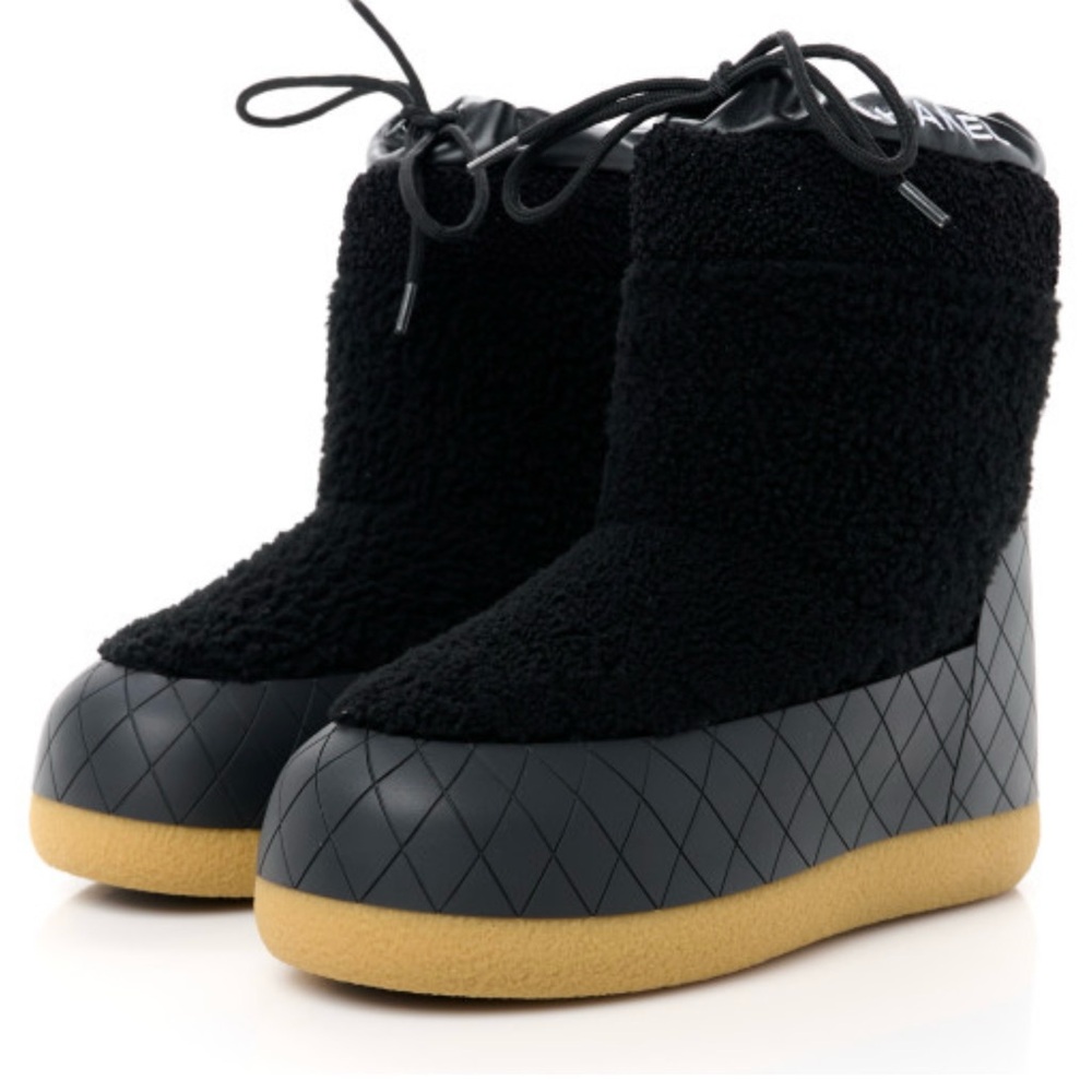 ❌ SOLD ❌ CHANEL Black shearling Winter Boots SOLD OUT